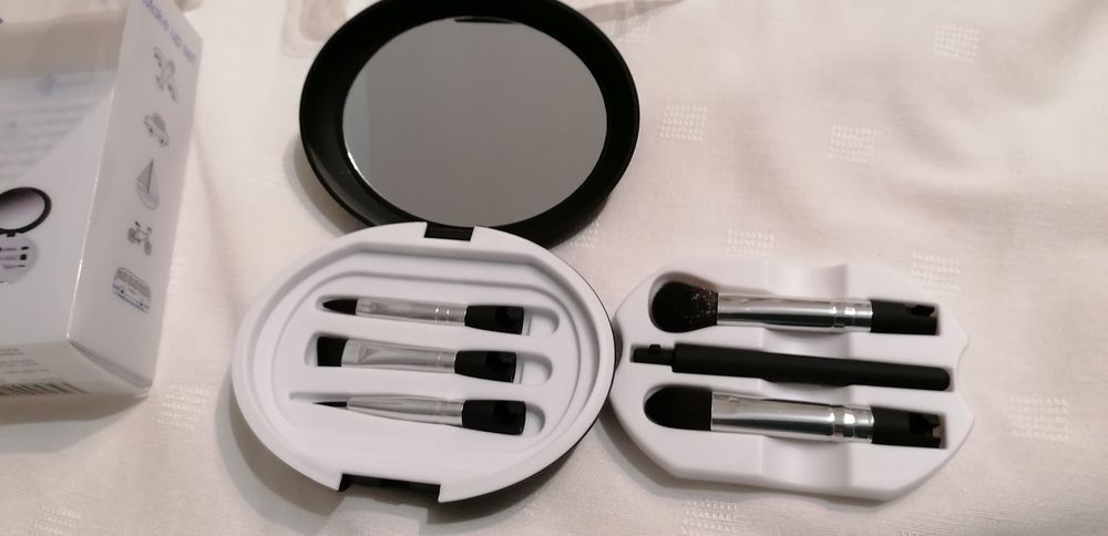 Zestaw pędzelków w kompakcie turystyczny nowy