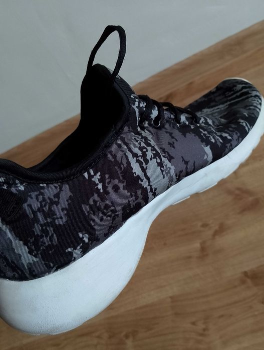 Buty męskie sportowe.