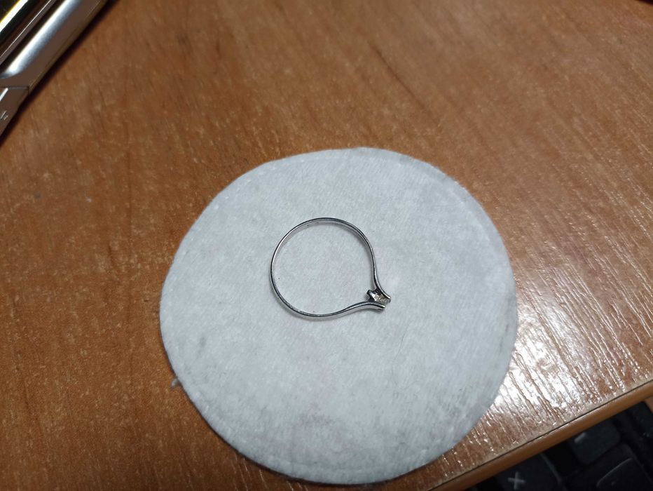 Кольцо 16.5 з брильянтом.біле золото 750 проби.вага 1.01 грамм!Італія.