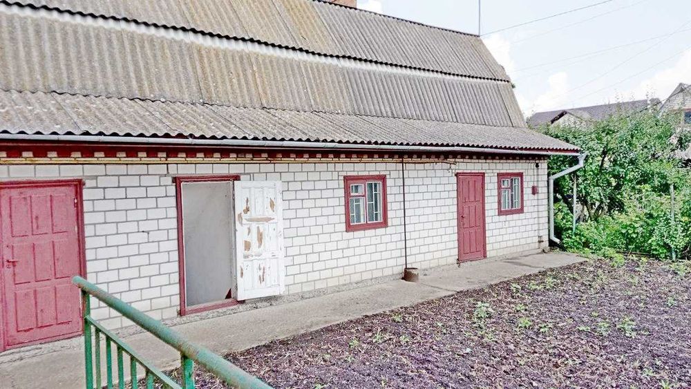 житловий будинок з літньою кухнею та гаражем