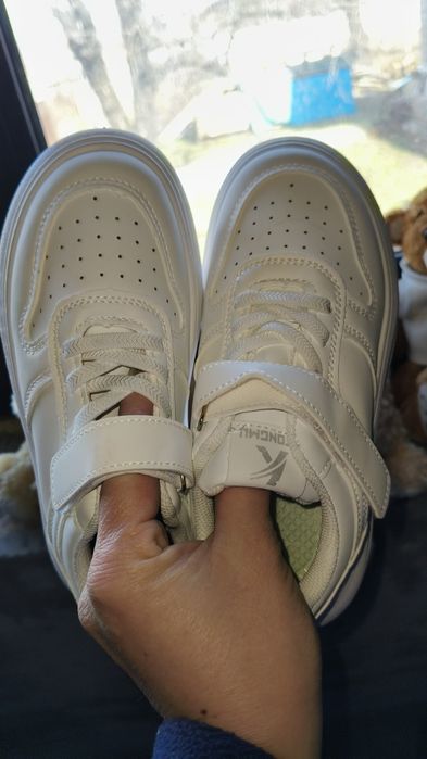 Продам нові кросівки