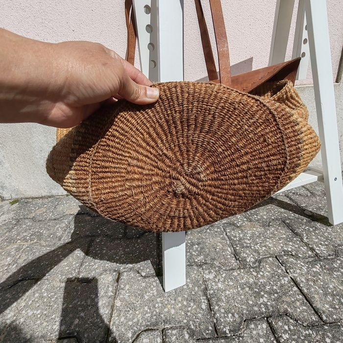 saco de fibras naturais e couro