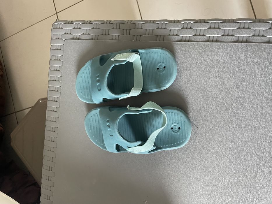 Varios sapatos de bebé