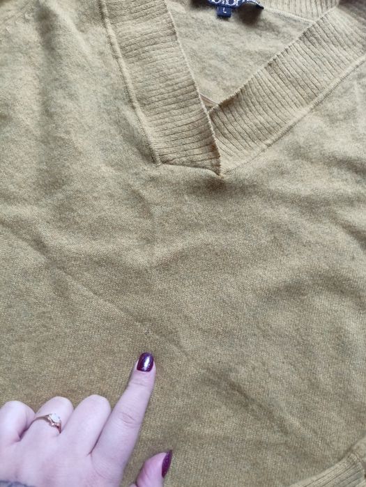 Sweter wykonany w 100% z kaszmiru
-Posiada dwie zacerowane dziurki - z