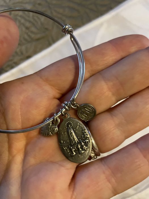 3 pulseiras com medalhas