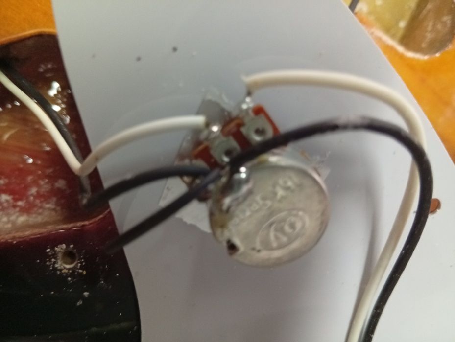 Compro guitarras elétricas operacionais ou danificadas.