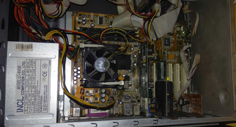 torre retro Asus P4S8x-x início dos anos 2000 dual boot