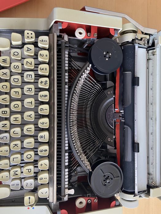 Maquina escrever Olympia Traveler De Luxe