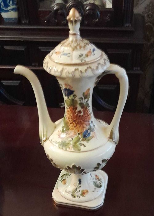 Jarra em porcelana pintada à mão (flores policromadas)