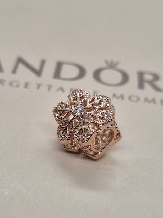 Charms płatek śniegu Pandora.