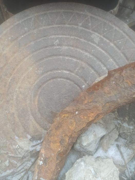 Продам крышку канализационного люка с ободом