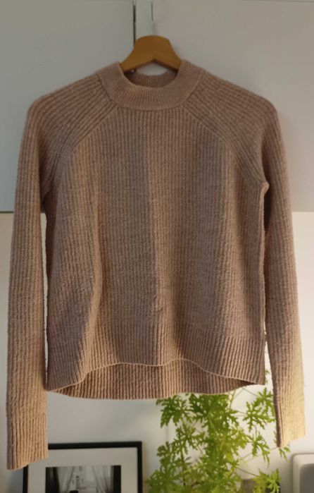Minimalistyczny beżowy sweterek H&M