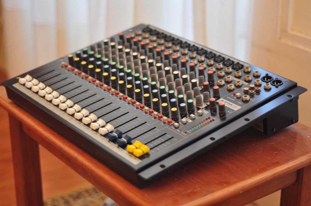 mesa de som Soundcraft EPM12
