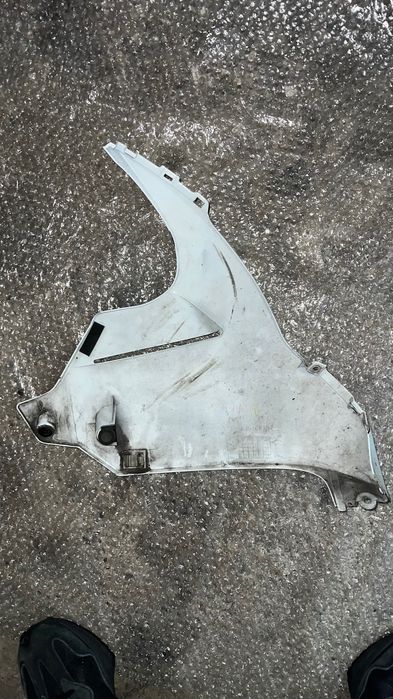 Owiewka lewy plug Gsxr 600 750 L1 L2 L3