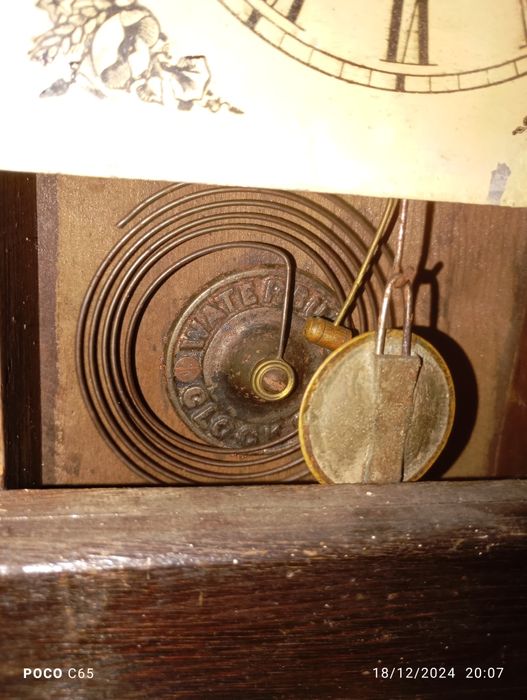 Vários relógios antigos