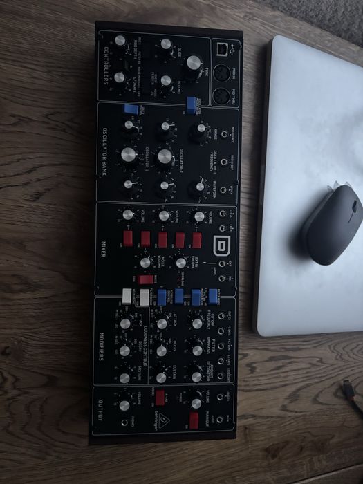 Синтезатор Behringer Model D