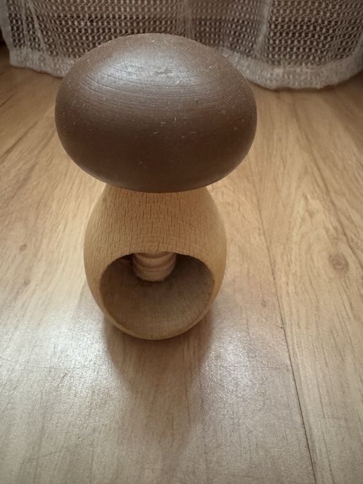 Деревянный гриб орехокол