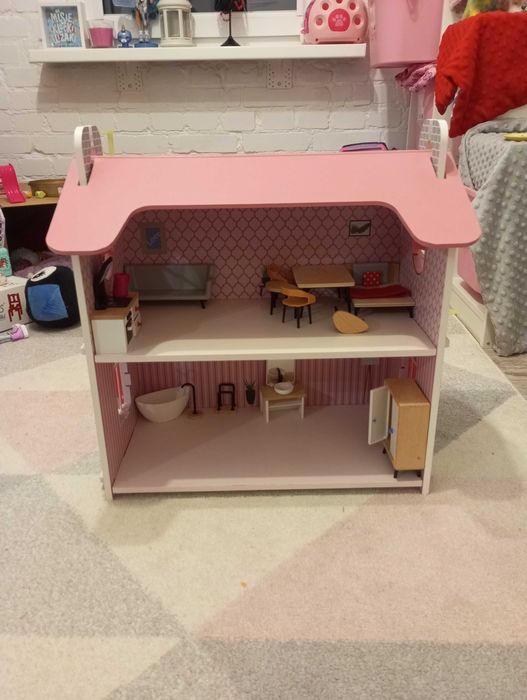 Domek dla lalek z wyposażeniem.