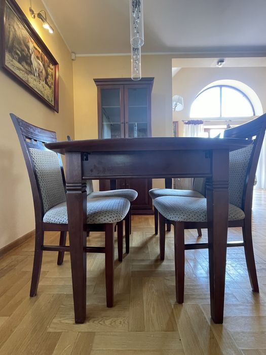 Zestaw mebli drewnianych LATZKE – stół rozkładany + 4 krzesła + witryna
