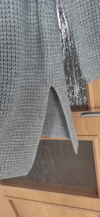 Długi swetr z golfem