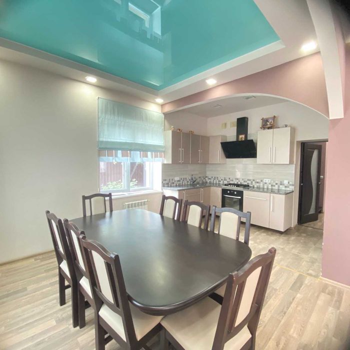 Продам Сучасний будинок в центрі міста