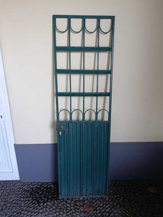 Vendo portão em ferro com fechadura e chave. 192x57cm