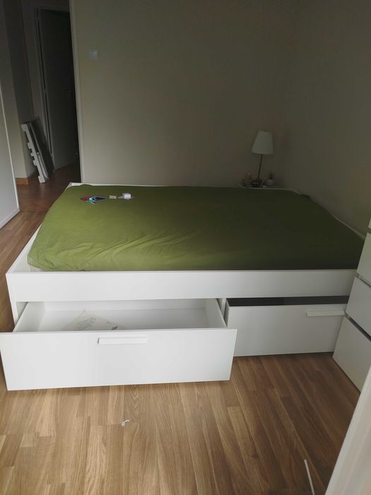 Cama brimnes em ótimo estado, sem uso