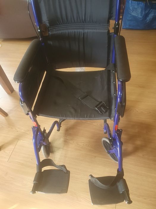Cadeira de rodas ( ofereço almofada anti escaras para cóccix e orelha