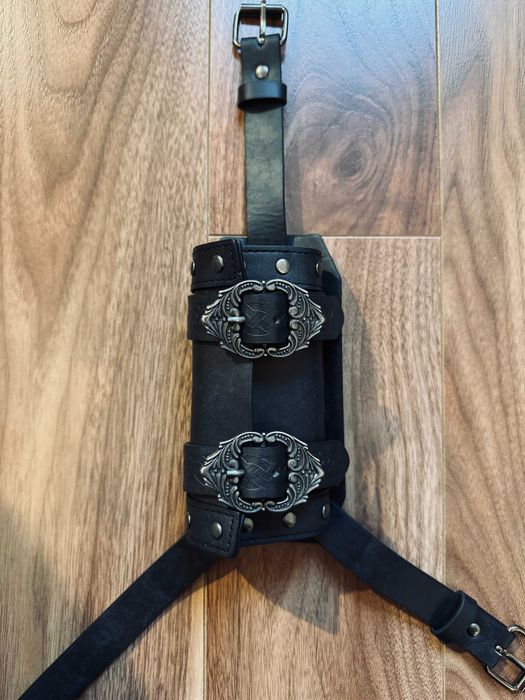 Ozdobna pochwa na duży miecz (noszona na plecach, regulowana, czarna)