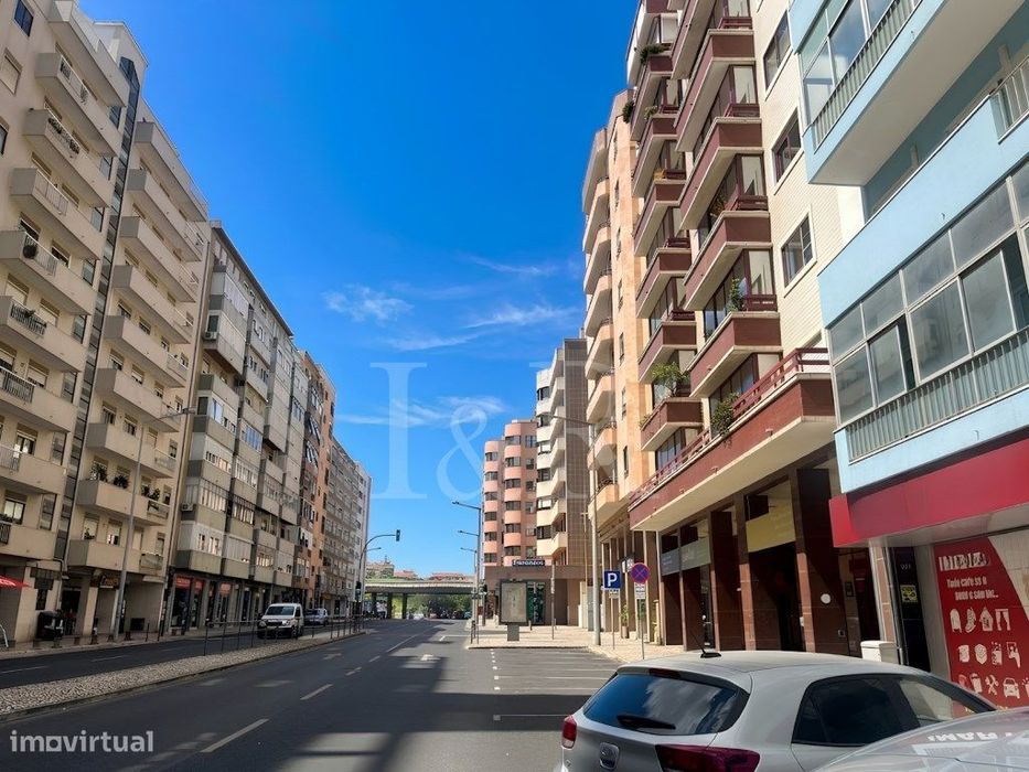 Apartamento T3 com varanda e estacionamento na Estrada da Luz, Lisboa