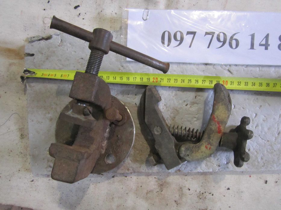 Струбцина ліва на фото.