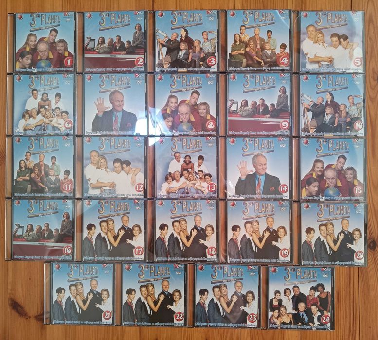 Serial "3 planeta od słońca". 24 płyty DVD. Po dwa odcinki na każdej. Używane. Stan bardzo dobry.