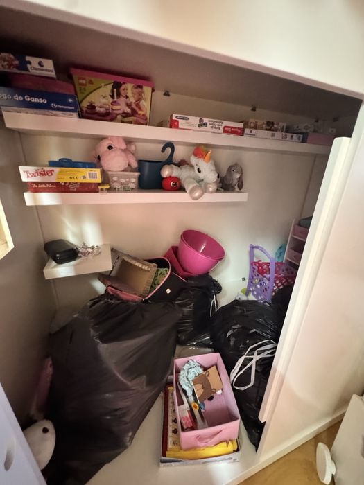 Cama Casa Com Arrumos por Baixo e Colchão em Cima