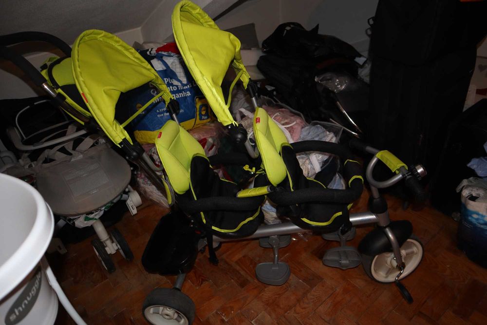 Triciclo Duplo para 2 Crianças – Completo e em Bom Estado