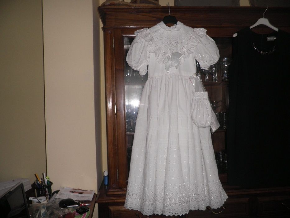Vestidos de criança novos.