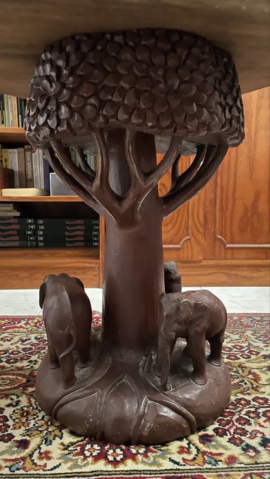 Mesa de madeira com escultura