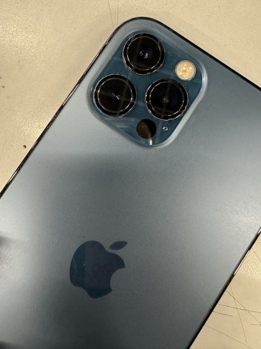 Айфон 12 про, б/в , в гарному стані