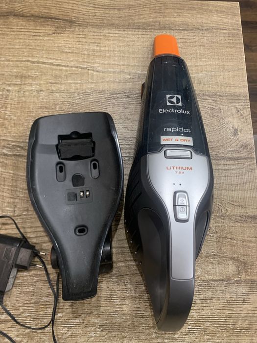 Electrolux  Ручний аккумуляторний пилосос Rapido ZB 6106 WDT