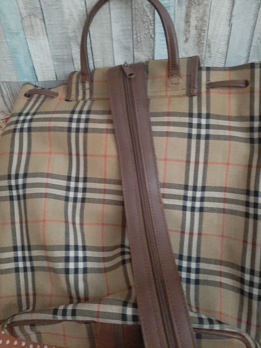 Mochila de lona aos quadrados.