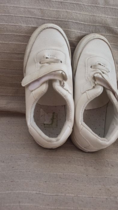 Sapatilhas brancas 29