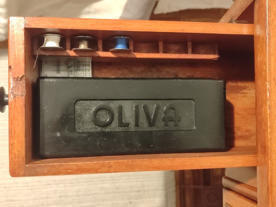 Máquina de costura Oliva em bom estado