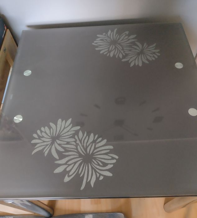 Szklany szary stół rozkładany