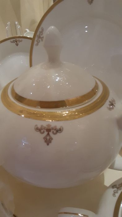 Продам шикарный столовый сервиз на 6 персон. 48 предметов.