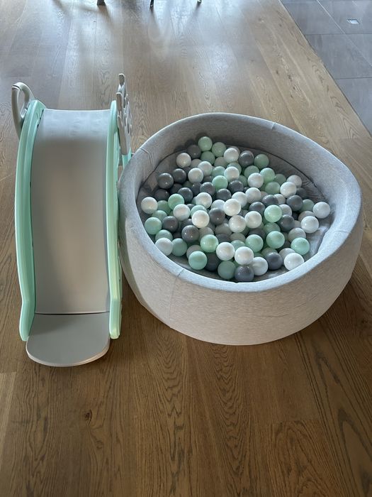 Zjeżdżalnia i konik na biegunach, zabawka 2w1. Plus basen z kulkami