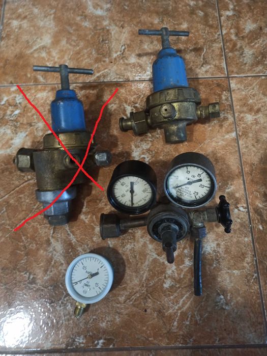 Редуктори, манометри для зниження та регулювання тиску.