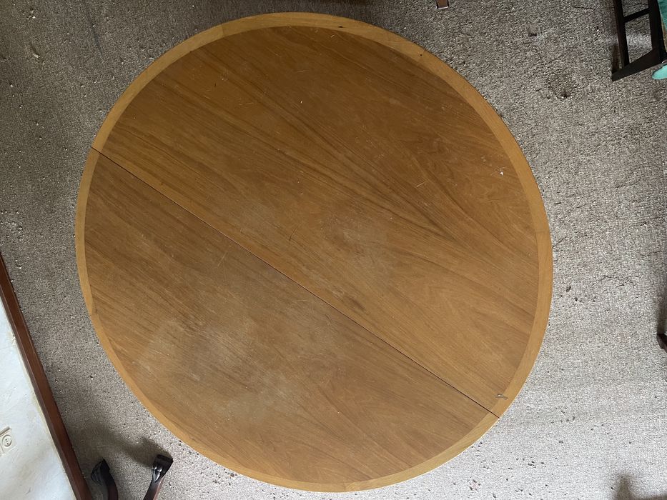 Mesa redonda 115 por 75. Aberta com 1.46 por 75