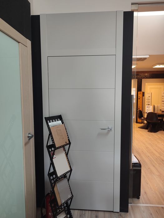 Drzwi Asilo z wystawy z panelem