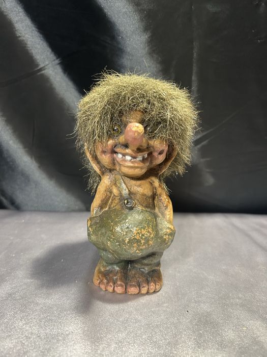 Troll z rękami w zielonych spodenkach norweska figurka