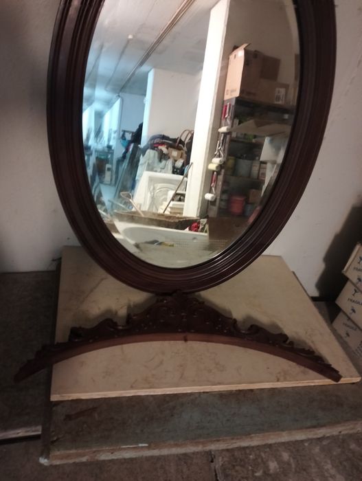 Espelho antigo em madeira mogno.