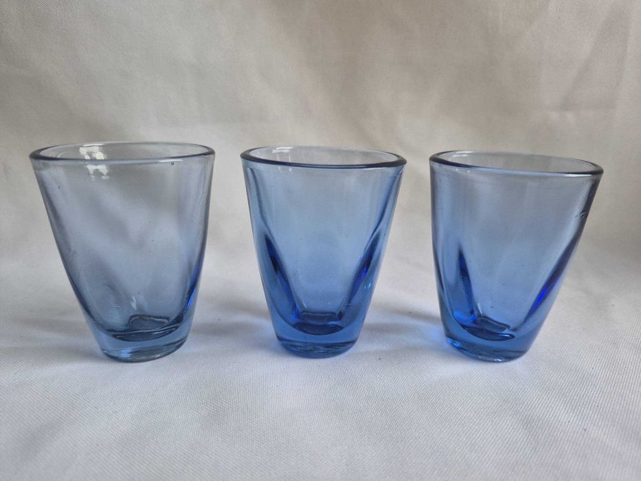 Винтажные стопки синего стекла 3 штуки